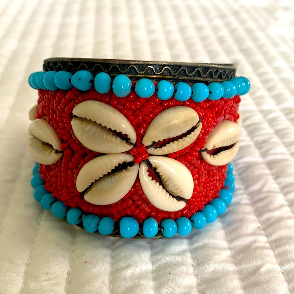 Beaded bangle with shell trim